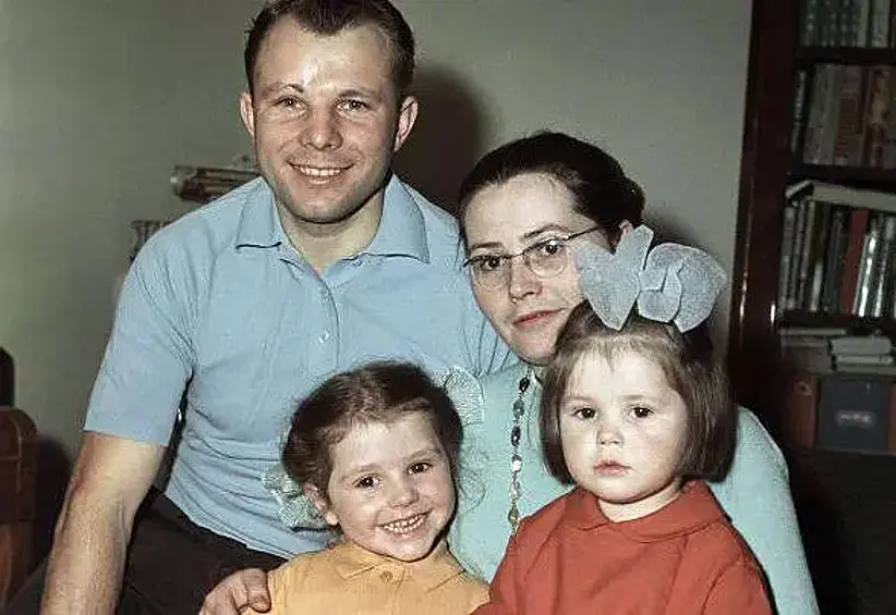 В этом году первому космонавту Юрию Гагарину, исполнилось бы 87 лет. Но герою всегда будет только 34 — именно столько отмерила ему судьба. 