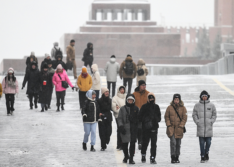 Прохожие во время снегопада на Красной площади в Москве