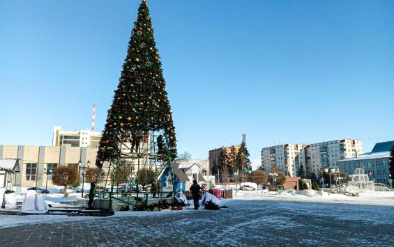 В Курске начали демонтаж новогодней елки на Театральной площади