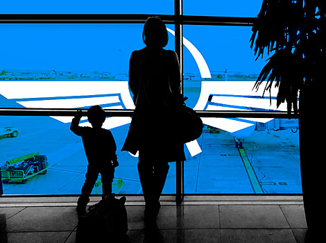 Женщина с ребенком опоздала на рейс и обвиняет в этом «Аэрофлот»