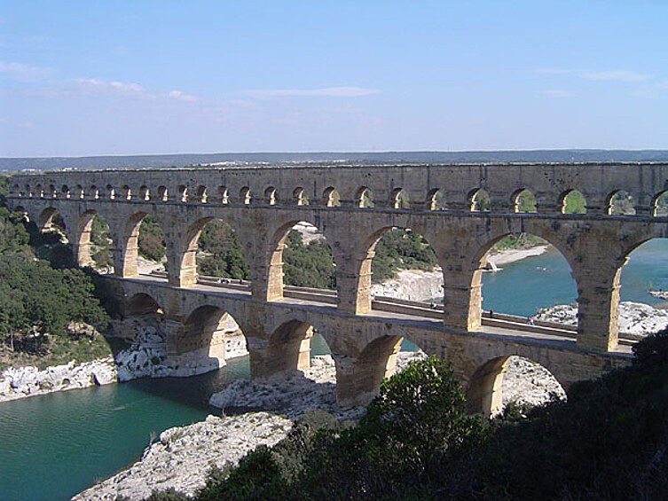 Водопровод. Самые первые акведуки придумали не римляне, но именно они стали первыми использовать их для снабжения водой. Разветвленная система акведуков, которую создавали в крупных городах, является "прародителем" современного водопровода.