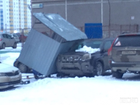 Сорванные баннеры и упавшие столбы: в Екатеринбурге разбушевался сильный ветер