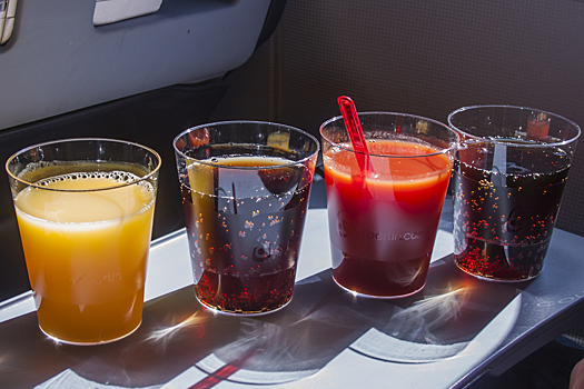 Стюардесса объяснила, что выбор напитка говорит о пассажире