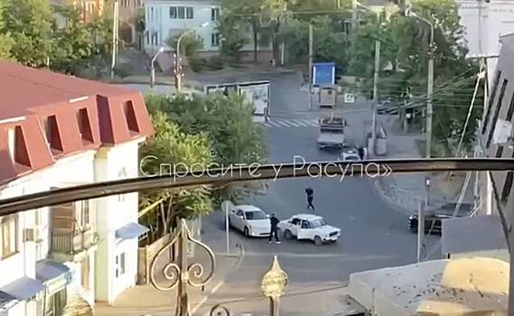 Перестрелка автоматчиков в черном с полицейскими в Дербенте попала на видео