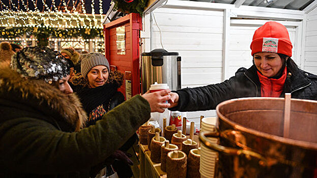 Возле катка в Лужниках москвичей ждут рождественские угощения