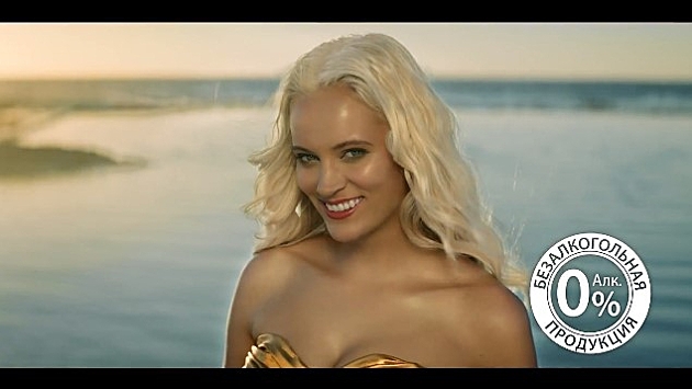 Голубоглазая блондинка стала пивом в новой рекламе «Балтики»
