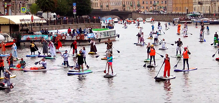 На Фонтанке в Петербурге более 500 человек устроили парад серферов