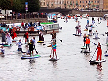 На Фонтанке в Петербурге более 500 человек устроили парад серферов