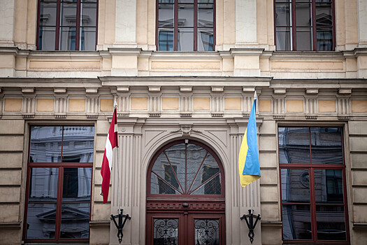 Со здания в центре Риги сорвали украинский флаг