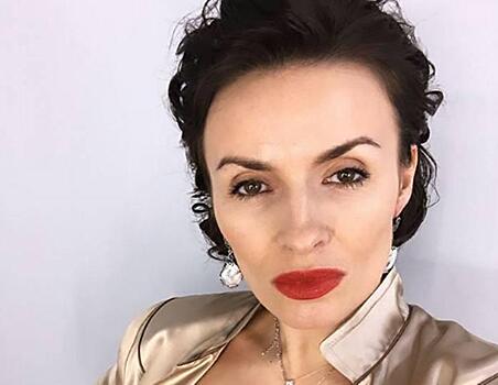 37-летняя Мейхер-Грановская на шпильках позировала в оливковой блузке