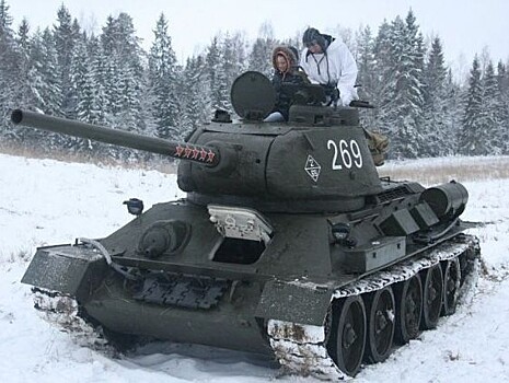 Житель Тверской области сам собрал по деталям технику времён ВОВ: танк, грузовики, пушки, мотоциклы