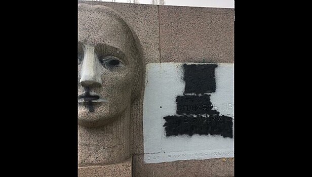 В Полтаве вандалы осквернили монумент скорбящей матери