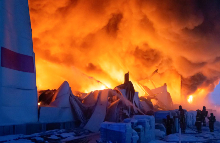 Wildberries в огне. В Петербурге произошел крупнейший пожар на складах маркетплейсов в России