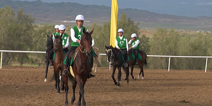 Конный марафон: в Туркменистане прошли скачки ко Дню ахалтекинца
