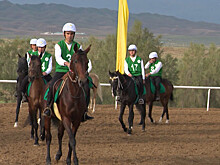 Конный марафон: в Туркменистане прошли скачки ко Дню ахалтекинца