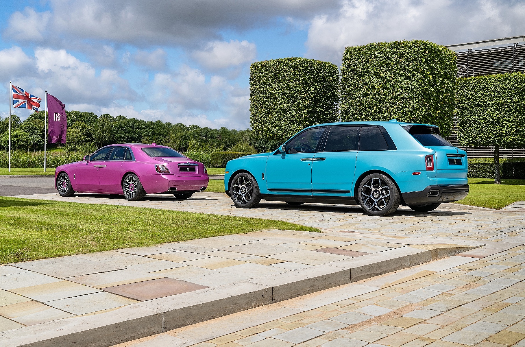 Rolls-Royce показал седан Ghost и внедорожник Cullinan необычных цветов