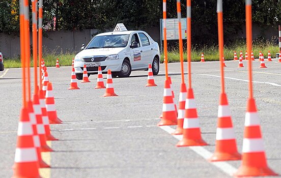 Автошколам могут дать право принимать водительские экзамены вместо ГИБДД