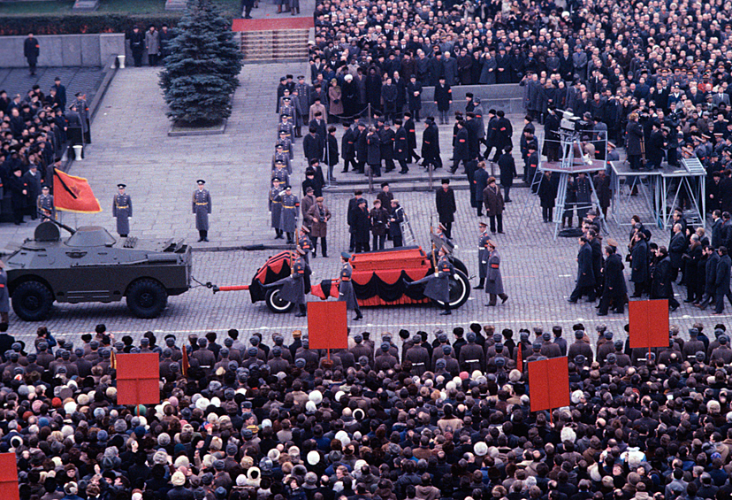 Прощание с генеральным секретарем ЦК КПСС, председателем президиума Верховного Совета СССР Леонидом Брежневым