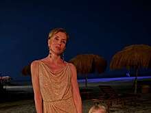 Ведущая Светлана Бондарчук в платье с разрезом снялась с сыном на пляже