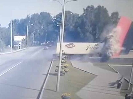 Водитель грузовика, въехавшего в стелу на въезде в Новокузнецк, погиб