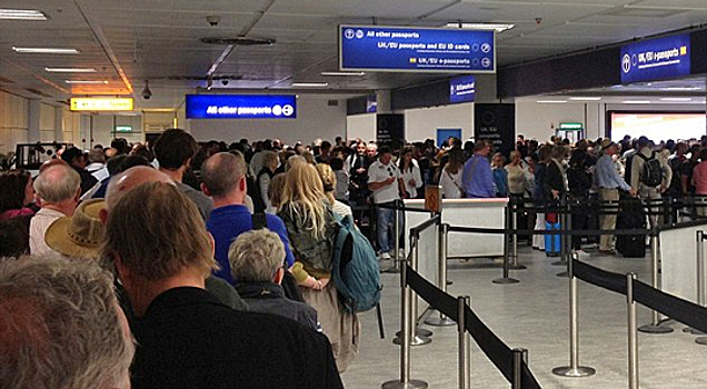 МИД России предупредил туристов о больших очередях в аэропортах Испании