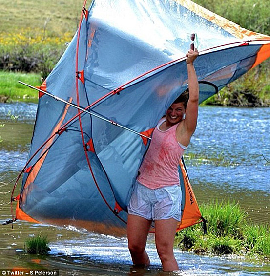 Девушке пришлось вылавливать палатку, которую унесло ветром.