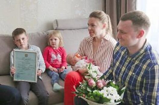 Семья Войтовых стала обладателем 10-тысячного регионального маткапитала
