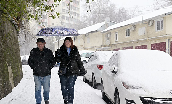 В Сочи из-за сильного снегопада образовались огромные пробки