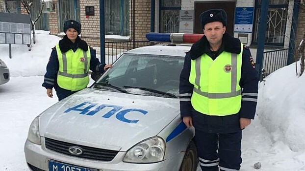 Инспекторы ГИБДД помогли семье из Санкт-Петербурга, пробившей колесо на трассе в Кировской области