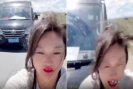 Автофургон сбил ведущую онлайн-трансляции во время прямого эфира