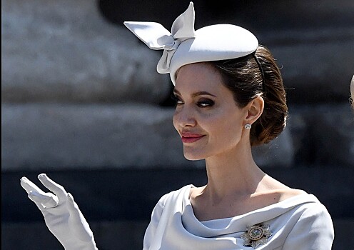 Даст фору Кейт и Меган? Невероятно худая и бледная Анджелина Джоли оделась на церковную службу как герцогиня