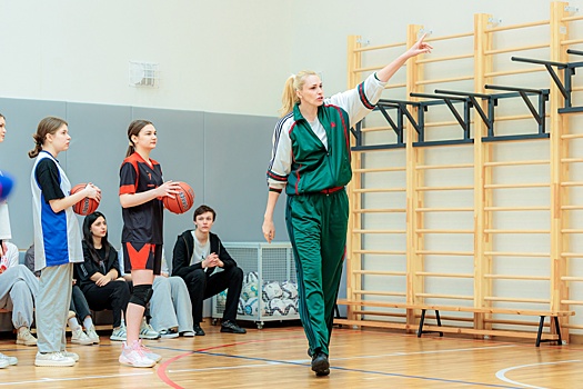 Олимпийские призеры провели тренировки в обновленной московской школе