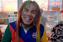 Видео: рэпера 6ix9ine вытащили из сауны и сильно избили, он госпитализирован