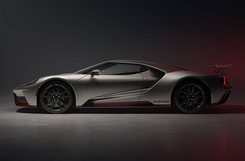 Доступная окраска всего одна — серебристый металлик, но кромка по периметру кузова может быть красной или синей. Другие отличия от исходного варианта — тёмные диски диаметром 20 дюймов, чёрные суппорты тормозов и логотип бренда в цвет кузова без традиционного голубого овала