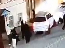 Новгородскими следователями задержан мужчина, намеренно въехавший на Mercedes в толпу людей