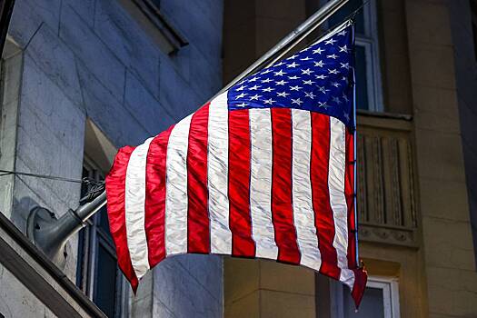 Объяснено появление флага США на новогоднем плакате в российском городе