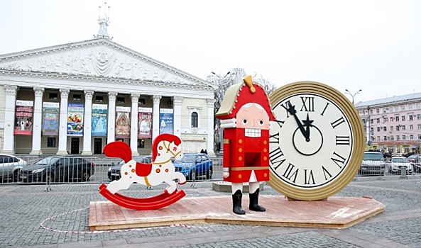 Как на площади Ленина в Воронеже устанавливают декорации по мотивам «Щелкунчика»