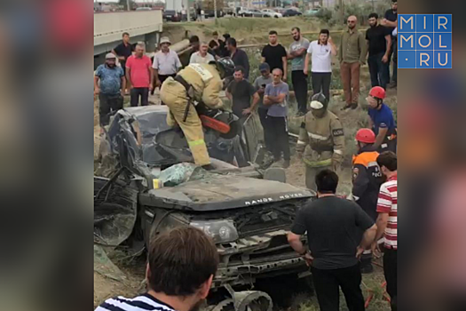 В Махачкале автомобиль на скорости 230 км/ч опрокинулся в кювет. Погибли два человека