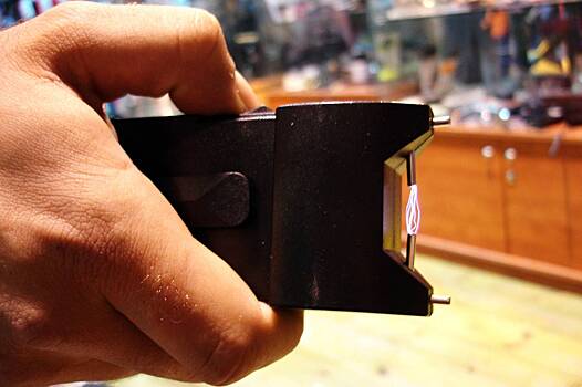 Пьяный россиянин повздорил с сотрудниками отеля в Крыму и выстрелил в них электрошокером