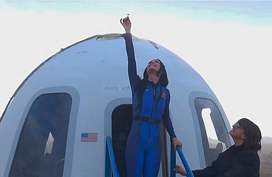 Кэти Перри слетала в космос на корабле New Shepard от Blue Origin