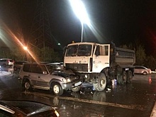 В Нижневартовске грузовик снес внедорожник - четверо пострадавших