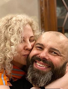 Максим Фадеев поделился фото с нежным поцелуем жены