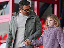 Райан Рейнольдс сходил с дочерью на матч своего футбольного клуба в Уэльсе