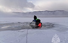 Машина с людьми провалилась под лед на Байкале