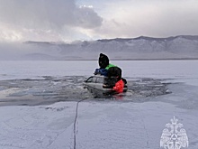 Машина с людьми провалилась под лед на Байкале