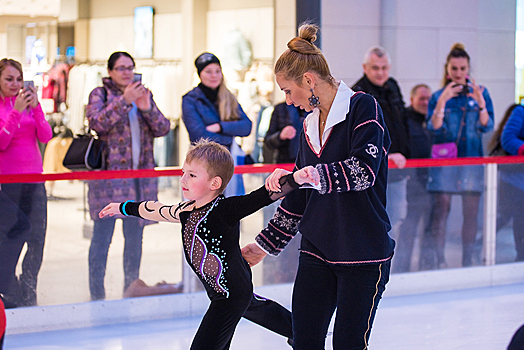 Татьяна Навка научила кататься на коньках посетителей Vegas Крокус Сити