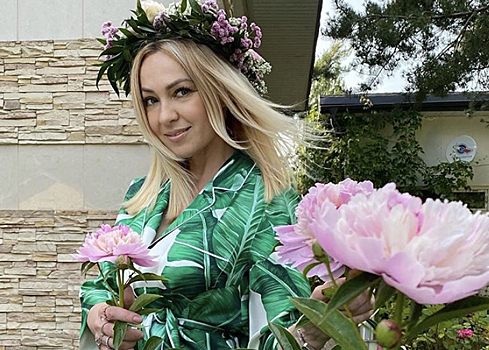Рудковская показала «матча»-пруд и «русскую» лаванду в своем саду пышных роз и пионов