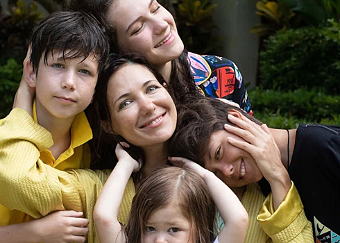 «Какие все классные»: Екатерина Климова сделала селфи с четырьмя детьми от разных мужей
