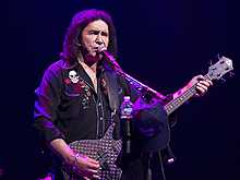 Пожилого солиста Kiss обвинили в домогательствах