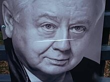 Памятную табличку Олегу Табакову в Саратове вновь повредили вандалы
